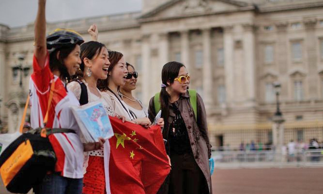 Số du khách Trung Quốc ra nước ngoài, bao gồm du khách đại lục tới Hồng Kông và Macau, tăng 6% đạt 135 triệu lượt trong năm 2016 - Ảnh: Independent.