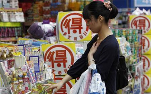 Tiêu dùng cá nhân, lĩnh vực đóng góp khoảng 60% GDP của Nhật, có thể sẽ 
khiến ông Abe đắn đo nhiều khi cân nhắc tăng thuế tiêu thụ lên 10% từ 8%
 hiện nay - Ảnh: Reuters.<br>
