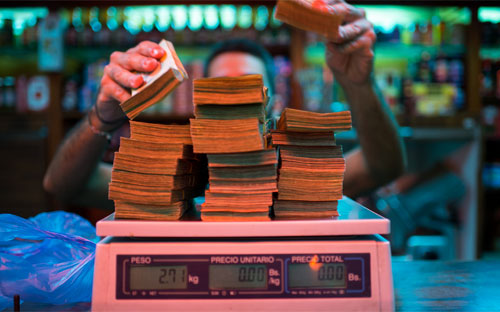 Tiền được cân trong một cửa hiệu ở Venezuela - Ảnh: Bloomberg.<br>