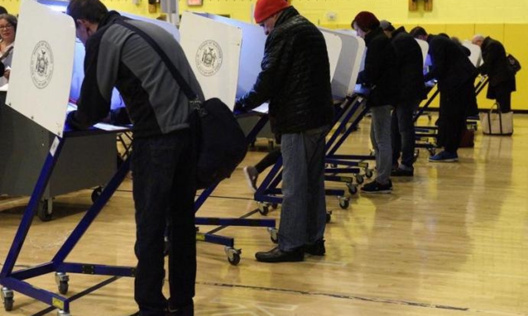 Cử tri bỏ phiếu tại một điểm bỏ phiếu ở Manhattan, New York sáng 8/11 - Ảnh: Reuters.