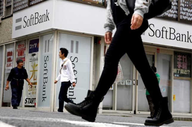 Bên ngoài một cửa hiệu bán lẻ của SoftBank ở Tokyo, Nhật Bản - Ảnh: Reuters.<br>