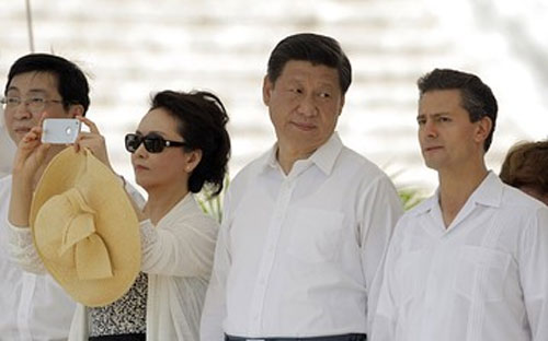 Bức ảnh bà Bành Lệ Viên dùng iPhone trong chuyến thăm Mexico mới đây - Ảnh: Reuters.<br>