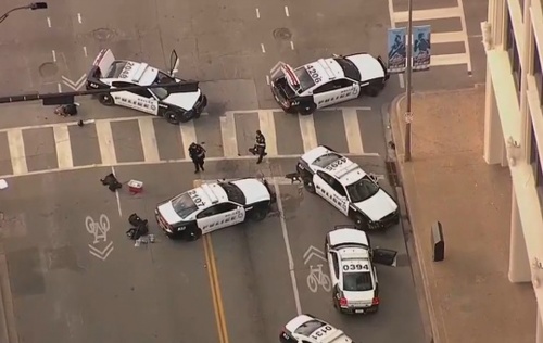 Hiện trường vụ bắn tỉa cảnh sát ở Dallas tối ngày 7/7 - Ảnh chụp sáng ngày 8/7 theo giờ địa phương - Ảnh: Reuters.<br>