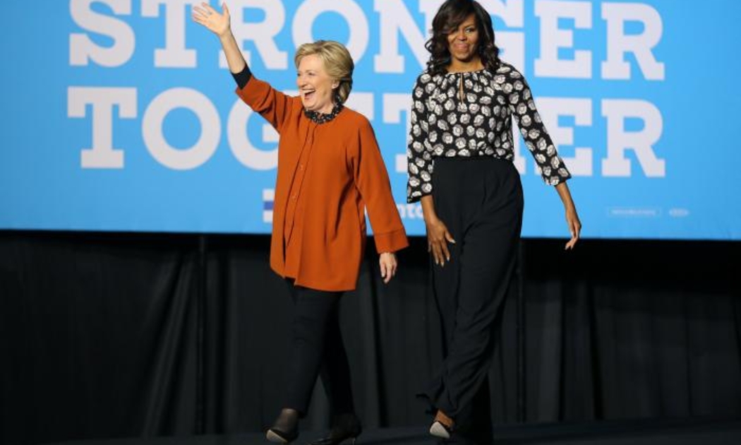 Đệ nhất phu nhân Michelle Obama (phải) vận động tranh cử giúp ứng cử viên Tổng thống của Đảng Dân chủ Hillary Clinton (trái) ngày 27/10 - Ảnh: Reuters.<br>