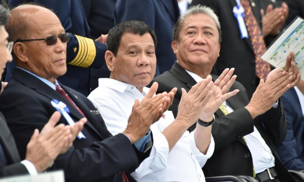 Tổng thống Philippines Rodrigo Duterte (giữa) và Bộ trưởng Bộ Quốc phòng Philippines Delfin Lorenzana (trái) trong chuyến thăm Nhật Bản hôm 27/10 - Ảnh: Reuters.<br>