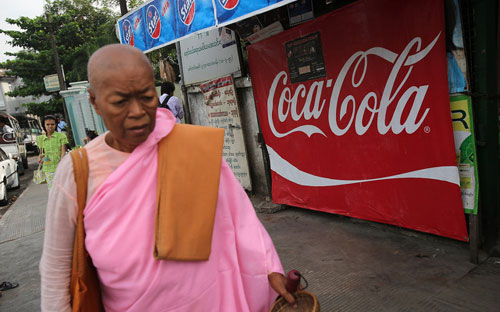 Quảng cáo nước giải khát Coca-Cola ở Myanmar - Ảnh: Bloomberg.