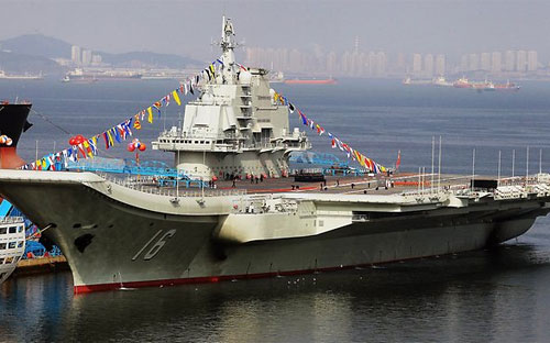 Hàng không mẫu hạm Liêu Ninh, tàu sân bay đầu tiên của Trung Quốc.<br>
