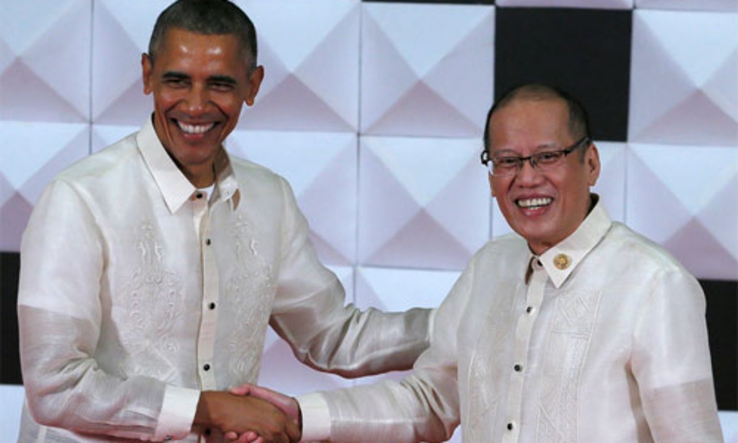Tổng thống Mỹ Barack Obama (trái) và Tổng thống Philippines Benigno Aquino trong bữa tối của các nhà lãnh đạo APEC tại Manila ngày 18/11 - Ảnh: AP/Bloomberg.<br>