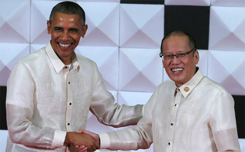 Tổng thống Mỹ Barack Obama (trái) và Tổng thống Philippines Benigno Aquino trong bữa tối của các nhà lãnh đạo APEC tại Manila ngày 18/11 - Ảnh: AP/Bloomberg.<br>