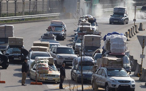 Dòng xe chuyển hàng hóa từ Khu công nghiệp chung Kaesong về Hàn Quốc - Ảnh: Reuters.<br>