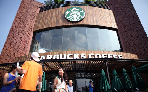 Bên ngoài cửa hiệu Starbucks đầu tiên ở Việt Nam - Ảnh: Huy Đức - Quốc Huy<strong>.<br></strong>