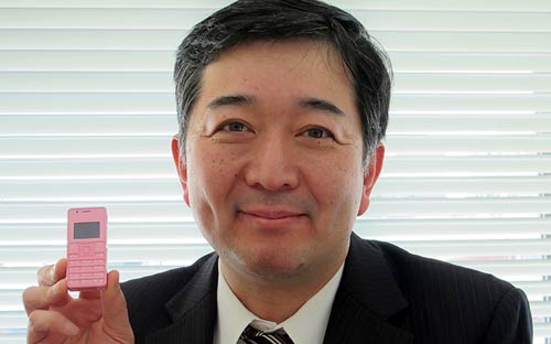 Với thân hình bé hạt tiêu, người dùng công nghệ khó có thể mong đợi nhiều tính năng ở chiếc di động này - <i>Ảnh: PhoneArena</i>. 