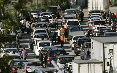 Xe cộ tiến vào Kaesong khi khu này mở cửa trở lại sáng nay - Ảnh: AP.<br>