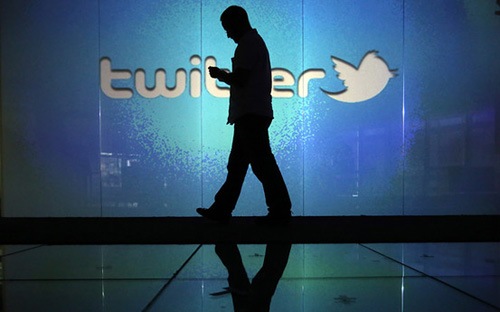 Nhiều nhà đầu tư tin rằng, Twitter với 230 triệu thành viên trên toàn 
cầu đang trở thành một công cụ không thể thiếu được trong xã hội hiện 
đại, bên cạnh cỗ máy tìm kiếm trực tuyến Google và mạng kết nối các mối 
quan hệ toàn cầu Facebook - Ảnh: Bloomberg.