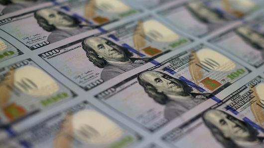 Giới phân tích cho rằng chính những chủ trương chính sách của ông Trump là nguyên nhân khiến đồng bạc xanh trượt giá - Ảnh: Getty/CNBC.<br>