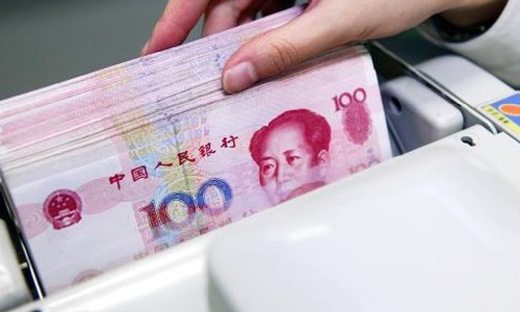 Do tỷ giá đồng Nhân dân tệ được neo vào đồng USD, nên khi đồng USD tăng giá, đồng Nhân dân tệ cũng tăng giá so với các đồng tiền khác - Ảnh: Getty/CNBC.