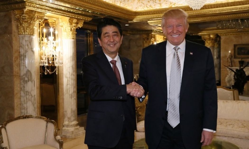 Thủ tướng Nhật Bản Shinzo Abe (trái) gặp Tổng thống Mỹ đắc cử Donald Trump tại Trump Tower ở New York ngày 17/11 - Ảnh: CNN.