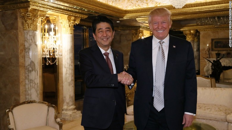 Thủ tướng Nhật Bản Shinzo Abe (trái) gặp Tổng thống Mỹ đắc cử Donald Trump tại Trump Tower ở New York ngày 17/11 - Ảnh: CNN.<br>