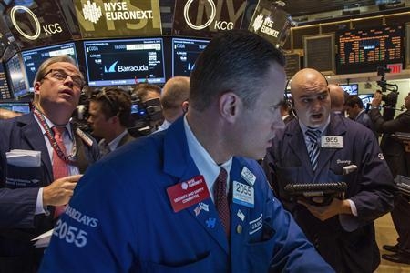 Tính chung 5 ngày giao dịch, chỉ số công nghiệp Dow Jones tăng được 
0,9%, chỉ số S&P 500 tăng được 0,5%, trong khi chỉ số Nasdaq 
Composite giảm nhẹ 0,1% - Ảnh: Reuters.