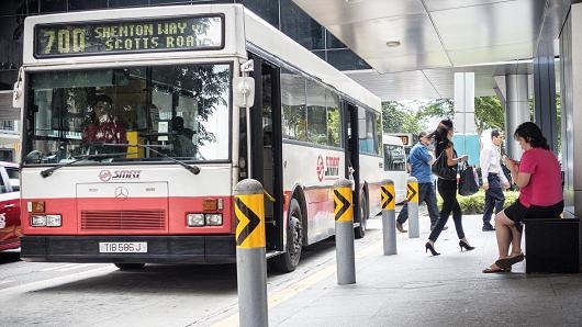 Một chiếc xe bus ở Singapore - Ảnh: Bloomberg/CNBC.<br>