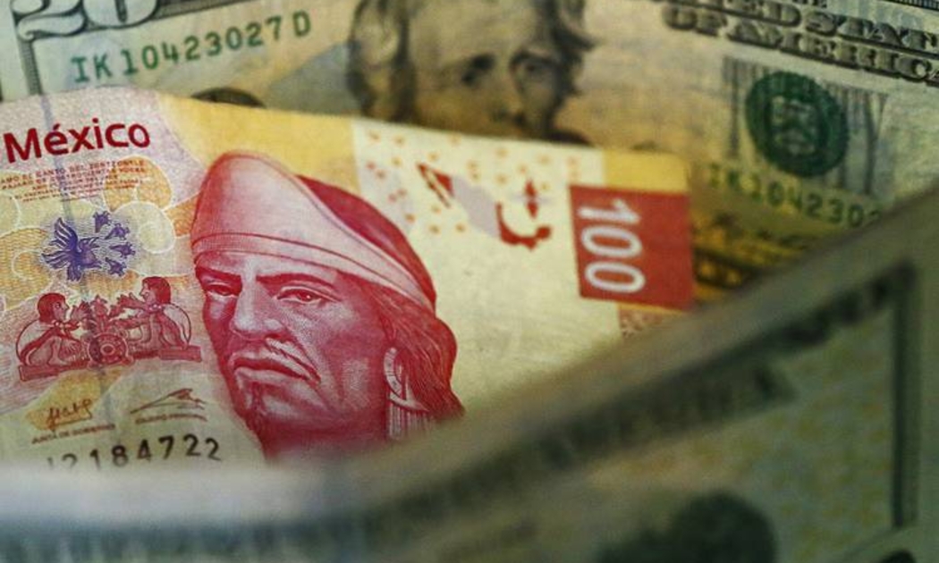 Đồng Peso của Mexico đã mất giá 11% từ đầu năm đến nay, trở thành đồng tiền chủ chốt mất giá mạnh thứ nhì thế giới sau đồng Bảng Anh - Ảnh: WSJ.