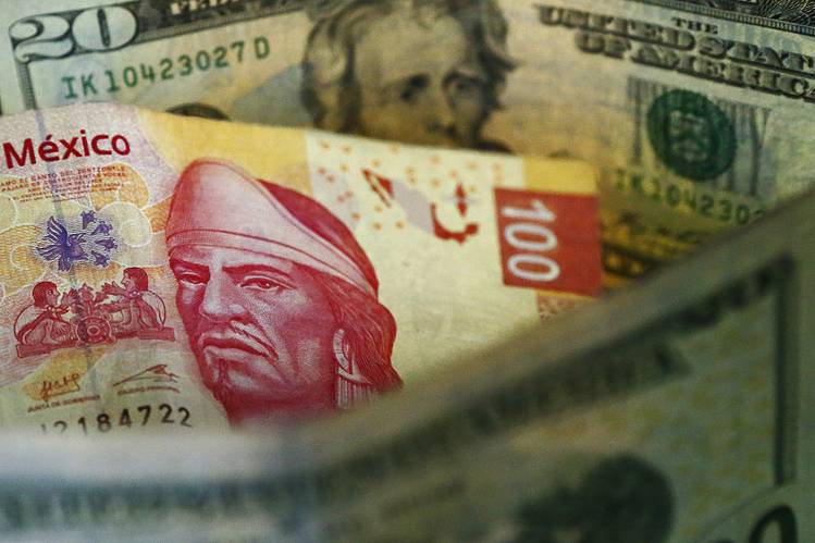 Đồng Peso của Mexico đã mất giá 11% từ đầu năm đến nay, trở thành đồng 
tiền chủ chốt mất giá mạnh thứ nhì thế giới sau đồng Bảng Anh - Ảnh: WSJ.<br>