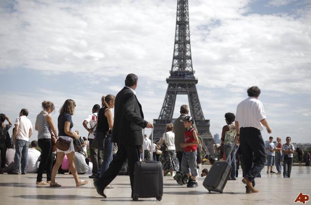 Nền kinh tế Pháp có mức độ phụ thuộc lớn vào du lịch, lĩnh vực đóng góp 
hơn 7% tổng sản phẩm quốc nội (GDP) hàng năm của nước này.