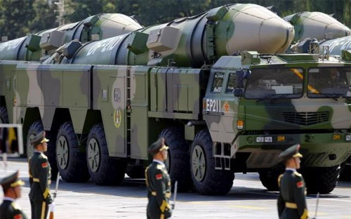 Xe quân sự của Trung Quốc chở tên lửa trong lễ duyệt binh trên quảng trường Thiên An Môn, Bắc Kinh kỷ niệm 70 năm kết thúc Chiến tranh thế giới thứ hai hôm 3/9/2015 - Ảnh: Reuters.<br>