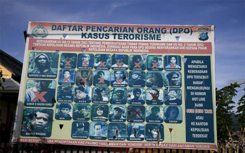 Một tấm biển lớn đăng ảnh của các phần tử có liên hệ với chủ nghĩa khủng bố ở Sulawesi, Indonesia, ngày 19/12/2015. Ảnh tên Santoso ở góc trên cùng bên trái - Ảnh: Reuters.<br>
