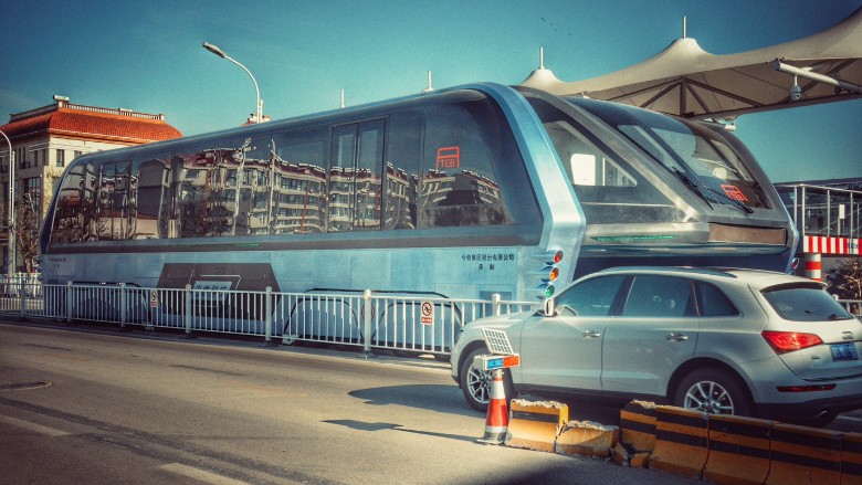 "Siêu xe bus" chống tắc đường nằm trơ trọi trên đường phố ở Tần Hoàng Đảo, Trung Quốc - Ảnh: CNN.<br>