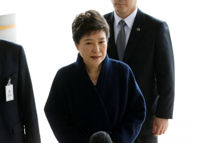 Bà Park Geun-hye tới văn phòng công tố ở Seoul để bị thẩm vấn hôm 21/3 - Ảnh: Reuters.<br>
