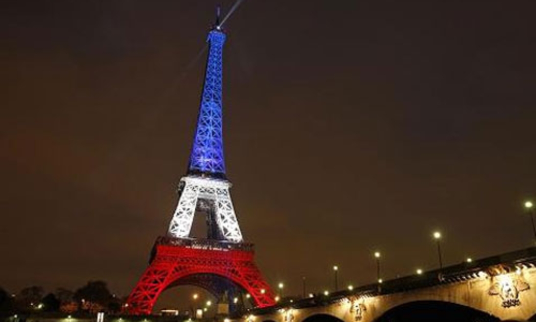 Tháp Eiffel thắp sáng bằng 3 màu trên quốc kỳ Pháp để tưởng nhớ các nạn nhân vụ khủng bố ở Paris hôm 13/11 - Ảnh: Reuters.