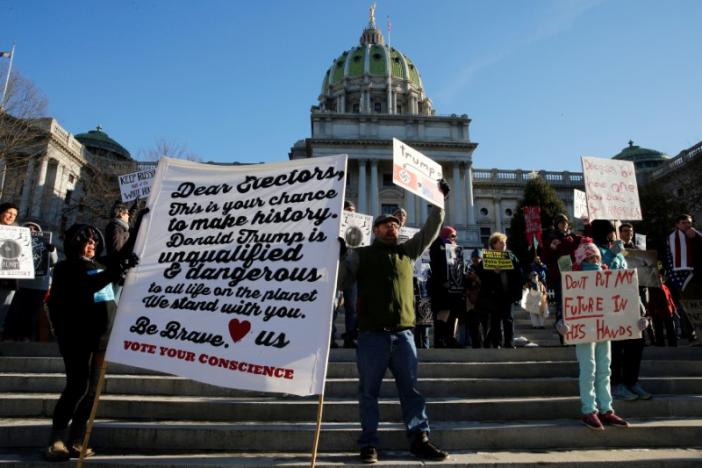 Cử tri bang Pennsylvania kêu gọi đại cử tri Cộng hòa không bỏ phiếu cho Donald Trump trong cuộc bỏ phiếu đại cử tri ngày 19/12 - Ảnh: Reuters.<br>