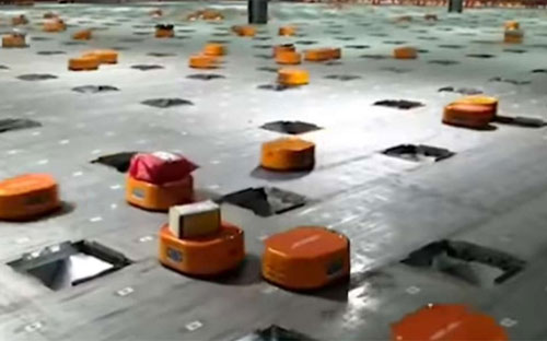 Những con robot Hikvision phân loại hàng hóa trong một nhà kho của công ty STO Express ở Hàng Châu, Trung Quốc - Ảnh: People's Daily.<br>