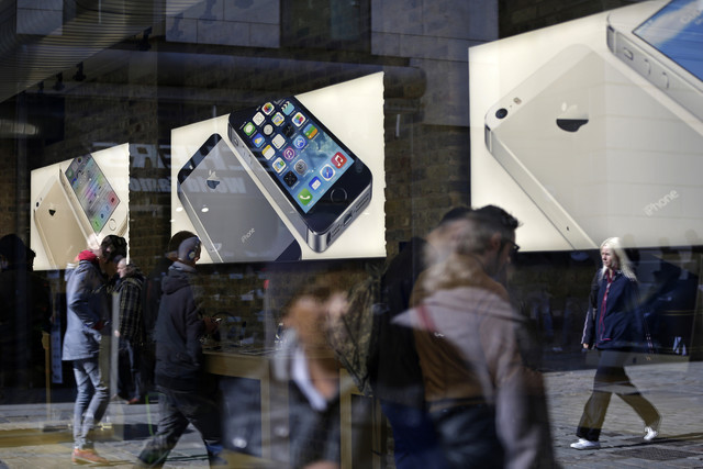 Tháng 8 năm ngoái, Samsung bị tòa án buộc phải nộp phạt hơn 1 tỷ USD vì vi phạm bản quyền sáng chế của Apple - Ảnh: Bloomberg.<br>