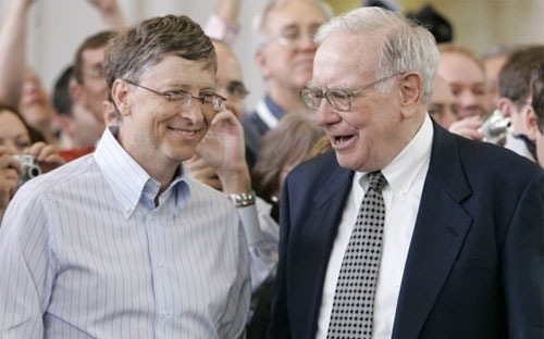 Bill Gates (trái) và Warren Buffett, hai tỷ phú nổi tiếng của thế giới - Ảnh: AP.<br>