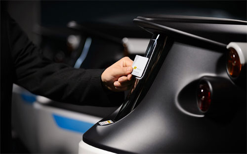 Một nhân viên của Park24 dùng chìa khóa thẻ để mở cửa xe hơi - Ảnh: Bloomberg.<br>