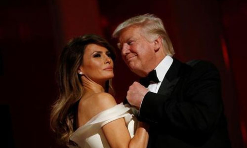 Tân Tổng thống Mỹ Donald Trump và đệ nhất phu nhân Melania Trump trong dạ tiệc khiêu vũ mừng lễ nhậm chức, tối 20/1, theo giờ Washington - Ảnh: Reuters.<br>