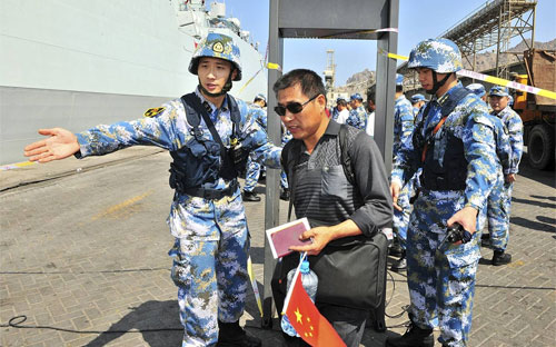 Tàu hải quân Trung Quốc sơ tán công dân nước này khỏi Yemen tháng 3/2015 - Ảnh: Reuters/WSJ.<br>