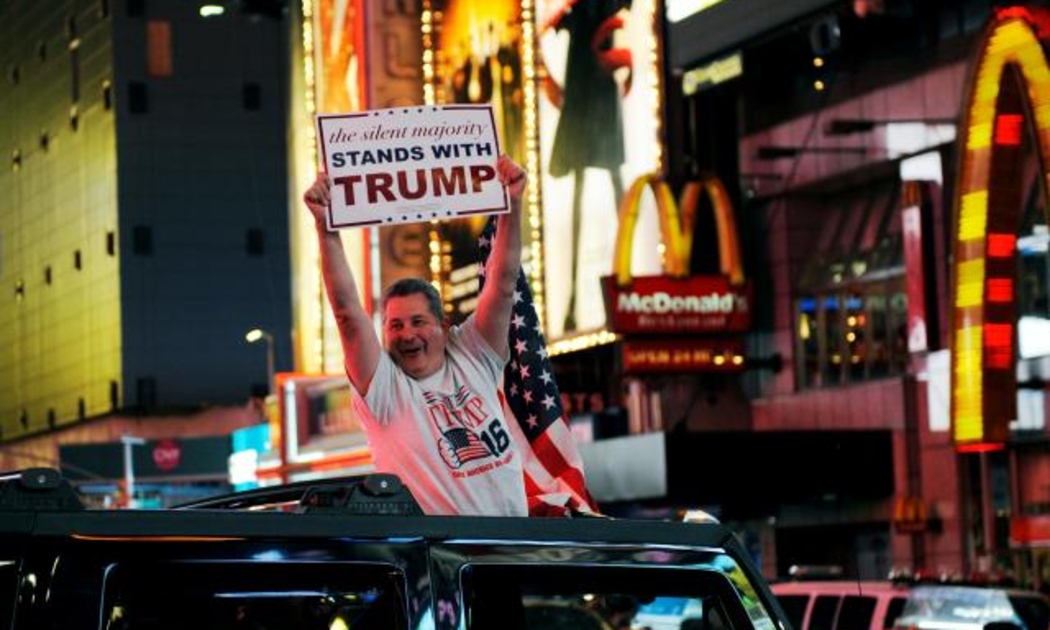 Một người ủng hộ Donald Trump vui mừng trên Quảng trường Thời đại ở New York sau khi Trump chiến thắng đêm 8/11 - Ảnh: Reuters.