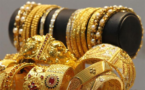 Vàng, một tài sản không sinh lợi tức và có thể mất chi phí nắm giữ, cũng
 đang trở nên kém hấp dẫn hơn nếu so sánh với những kênh đầu tư khác.