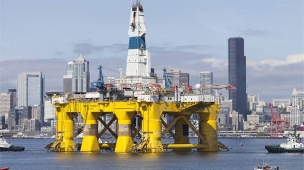 Lợi nhuận “đại gia” dầu khí giảm một nửa