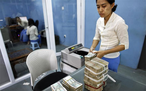 Một điểm giao dịch ngoại tệ ở Myanmar - Ảnh: Reuters.<br>