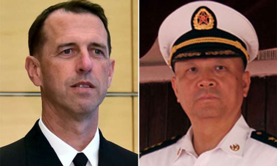 Đô đốc Mỹ John Richardson (trái) và đô đốc Trung Quốc Wu Shengli - Ảnh: Straits Times.<br>