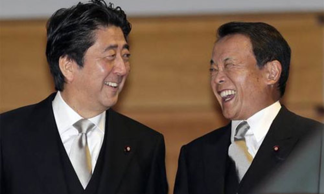Thủ tướng Nhật Bản Shinzo Abe (trái) và Bộ trưởng Bộ Tài chính nước này Taro Aso - Ảnh: EPA/WSJ.<br>