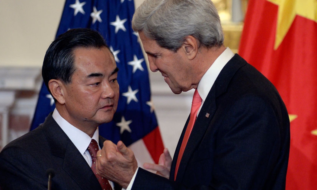 Ngoại trưởng Trung Quốc Vương Nghị (trái) và Ngoại trưởng Mỹ John Kerry.<br>