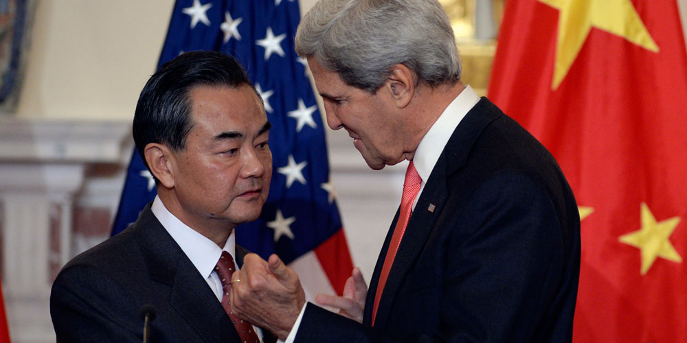 Ngoại trưởng Trung Quốc Vương Nghị (trái) và Ngoại trưởng Mỹ John Kerry.<br>