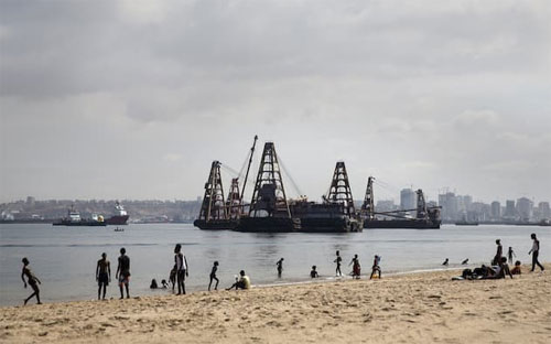 Nigeria, nước xuất khẩu dầu hàng đầu châu Phi, đang ngày càng chìm sâu vào khó
 khăn kinh tế và đề nghị WB cấp vốn vay để bù đắp cho khoản thâm hụt 
ngân sách dự kiến lên tới 11 tỷ USD trong năm nay - Ảnh: Financial Times/Bloomberg.<br>