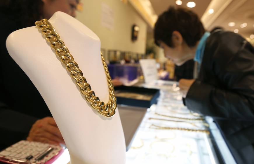 Trong một cửa hàng nữ trang vàng ở Tokyo, Nhật Bản - Ảnh: Japan Times.<br>