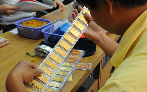 Tính đến thời điểm chiều nay, giá vàng SJC bán ra trong nước đang cao 
hơn so với giá vàng quốc tế quy đổi tính theo giá USD tự do khoảng gần 6
 triệu đồng/lượng.